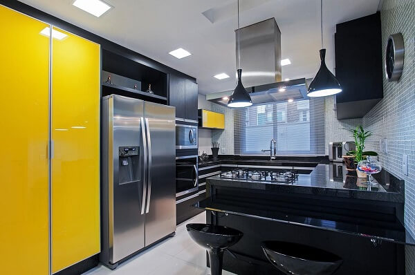 O armário de cozinha grande amarelo e preto é moderno