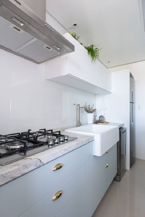Cozinha com cuba de semi encaixe branca e armário azul
