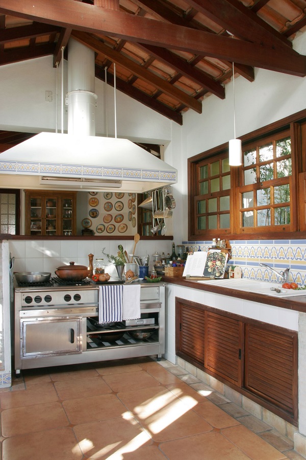 Cozinha de casas rústicas modernas com bancada de madeira