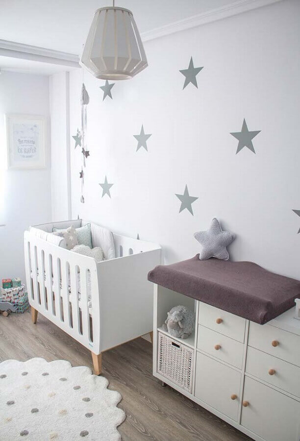 Decoração clean para quartinho de bebê simples com estrelas na parede Foto Decor Fácil