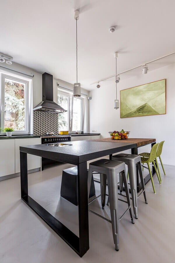 Decoração de cozinha com banquetas iron e cadeiras verdes Foto Essência Móveis