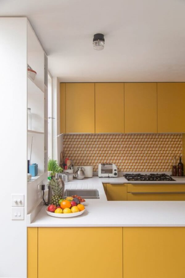 Decoração moderna com pedra para cozinha amarela e branca