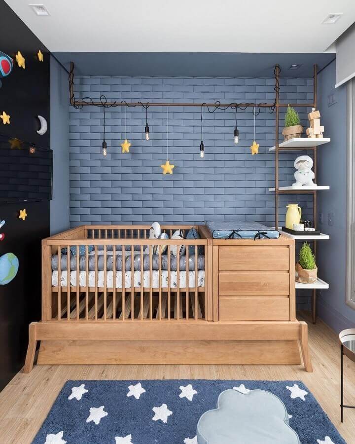 Decoração moderna para quartinho de bebê azul com berço de madeira Foto Casa Vogue