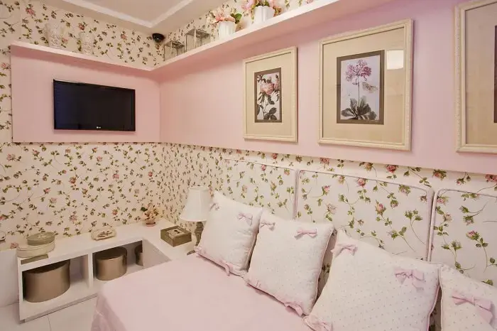 Decoração em tons de rosa e tv no quarto. Fonte: Conceição Estrela Pinto Barbosa