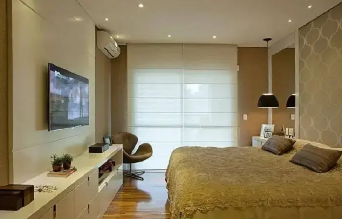 Decoração sofisticado com tv no quarto. Fonte: Artesanato Brasil