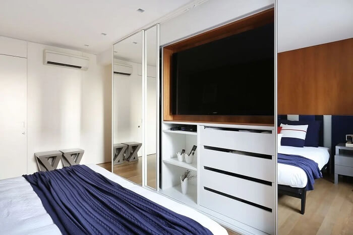 Guarda-roupa moderno com painel para tv no quarto. Fonte: Elen Saravalli