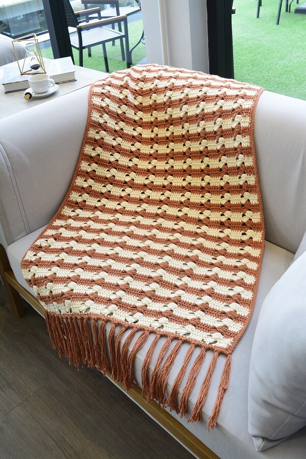 Manta de crochê para decoração de outono para sala com poltrona cinza Foto Circulo