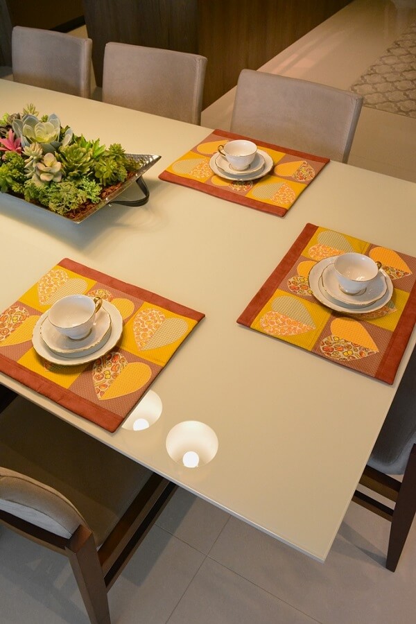 Mesa de café decorada com jogo americano com estampa de corações Foto Circulo