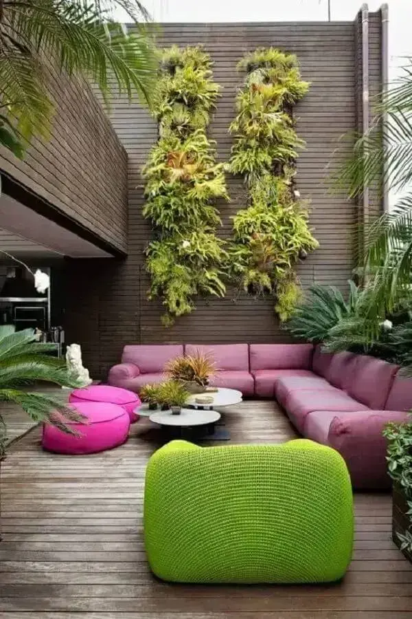 Mobiliário colorido e jardim vertical externo. Fonte: Doedu