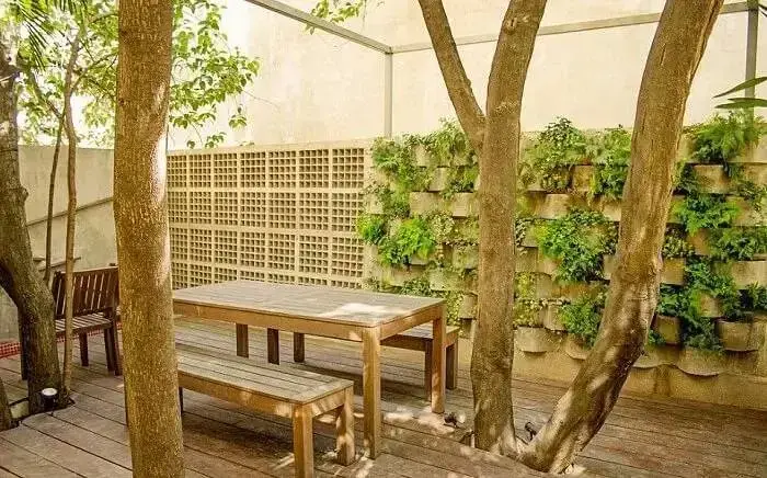Mobiliário de madeira e jardim vertical externo. Fonte: Studio Clariça Lima