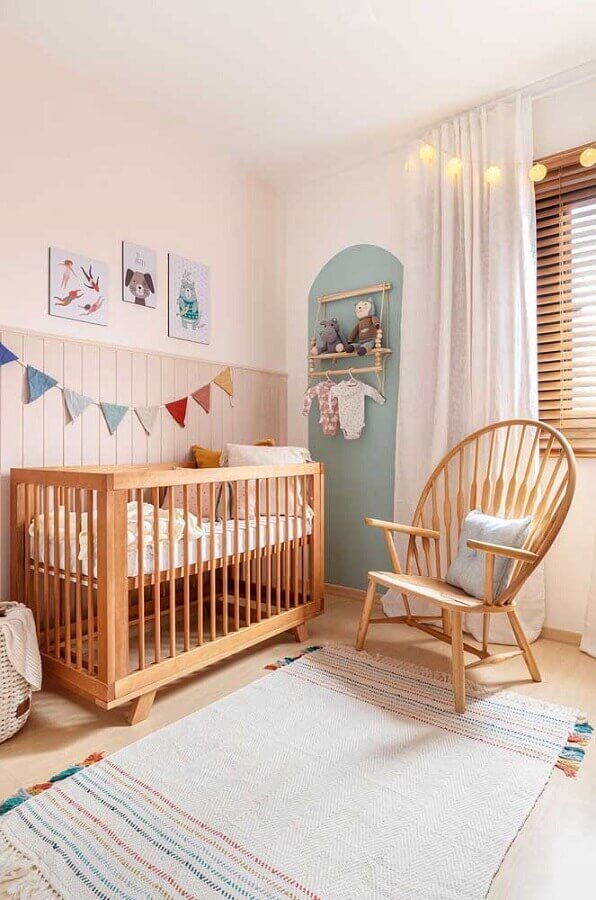 Móveis de madeira para quartinho de bebê simples decorado em cores claras Foto Vobi