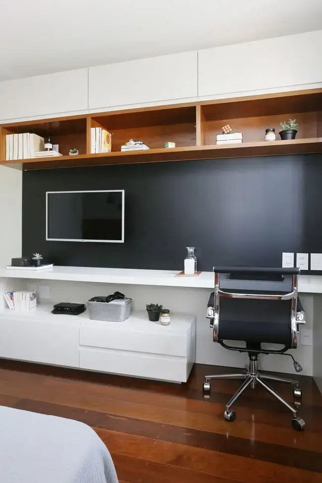 Móveis para tv no quarto com escrivaninha planejada. Fonte: Degradê Decoração