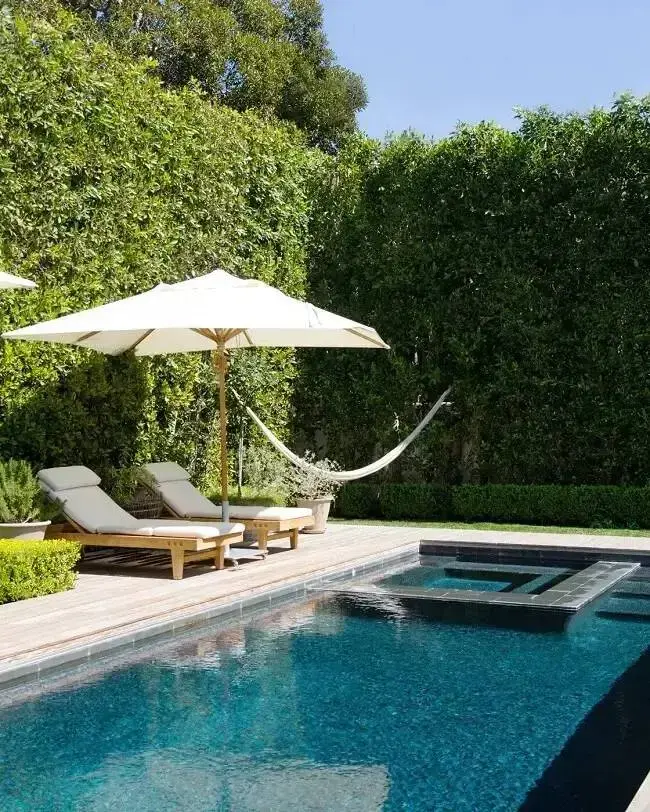 O jardim vertical externo é perfeito para piscinas modernas. Fonte: Lonny Magazine
