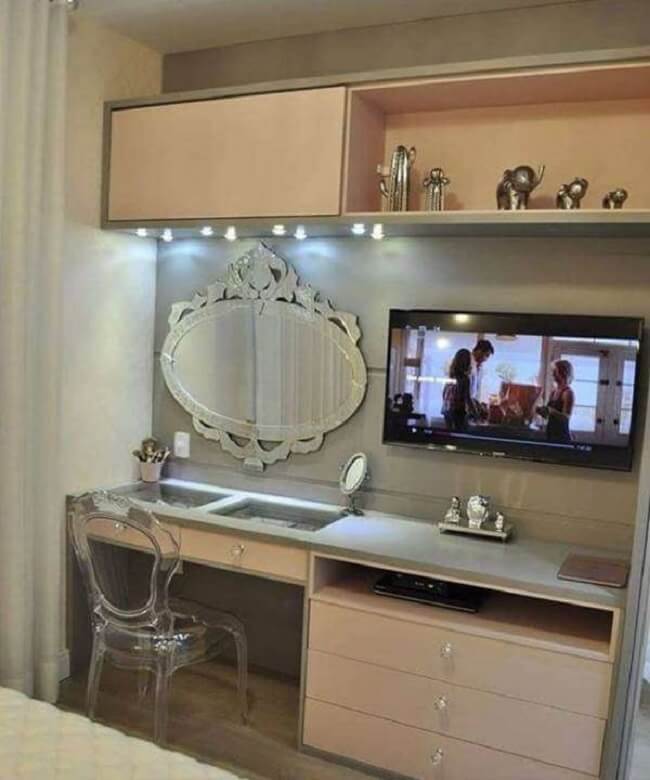 O painel para tv no quarto também conecta penteadeira e cômoda. Fonte: Decoração de Casa