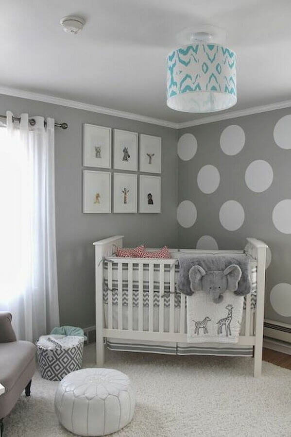 Papel de parede de bolinhas para decoração de quartinho de bebê unissex cinza e branco Foto Homedit
