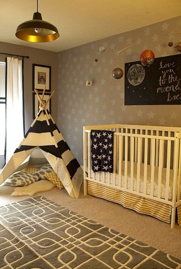  Papel de parede de estrelinhas para quartinho de bebê decorado em cores neutras Foto Project Nursery