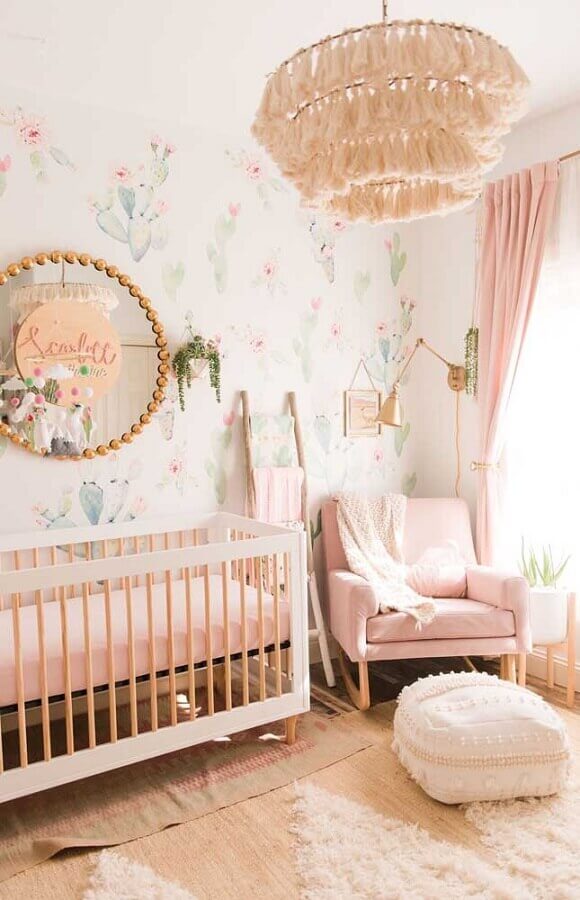 Papel de parede delicado para quartinho de bebê feminino decorado em cores claras Foto Decor Fácil