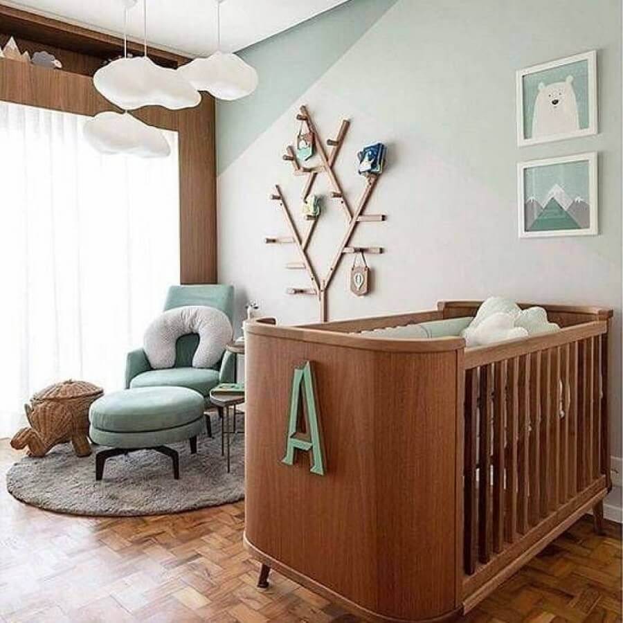 Parede geométrica para quartinho de bebê moderno decorado com moveis de madeira e tapete redondo Foto JB Arquitetura