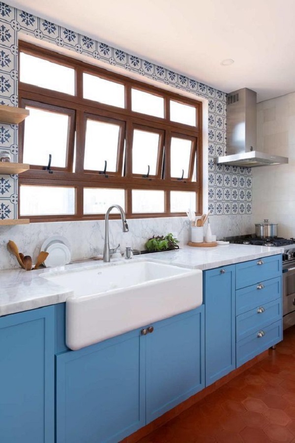 Pedra para cozinha azul e branca com cuba de semi encaixe na decoração