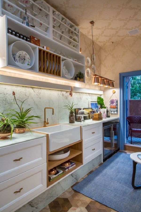 Pedra para cozinha moderna com armários brancos e puxadores rose gold