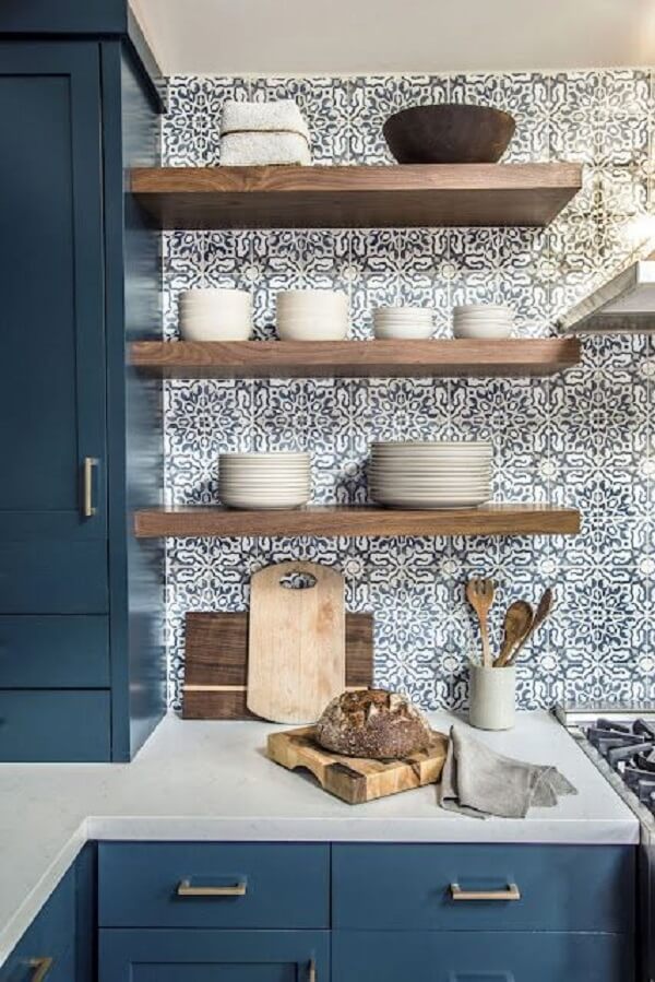 Pedra para cozinha moderna em tons de azul e branco e prateleiras de madeira