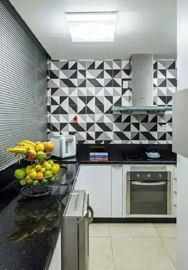 Pedra para cozinha preta de granito com revestimento geométrico na parede