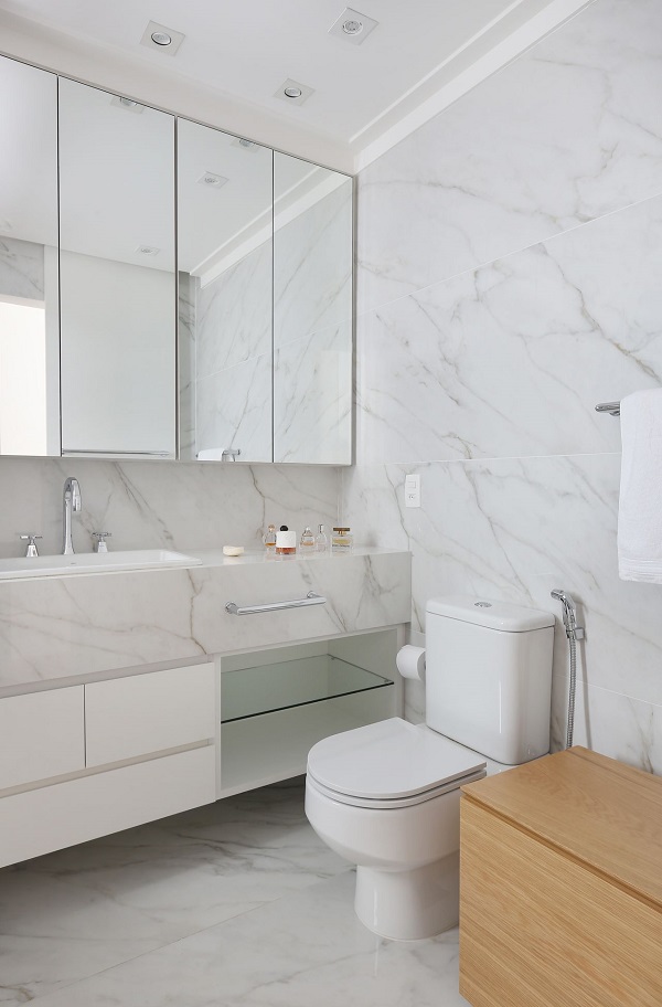 Pia de banheiro de mármore branco com espelheira