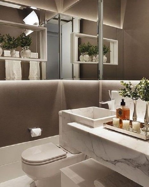 Pia de banheiro de mármore branco com espelho em led na parede