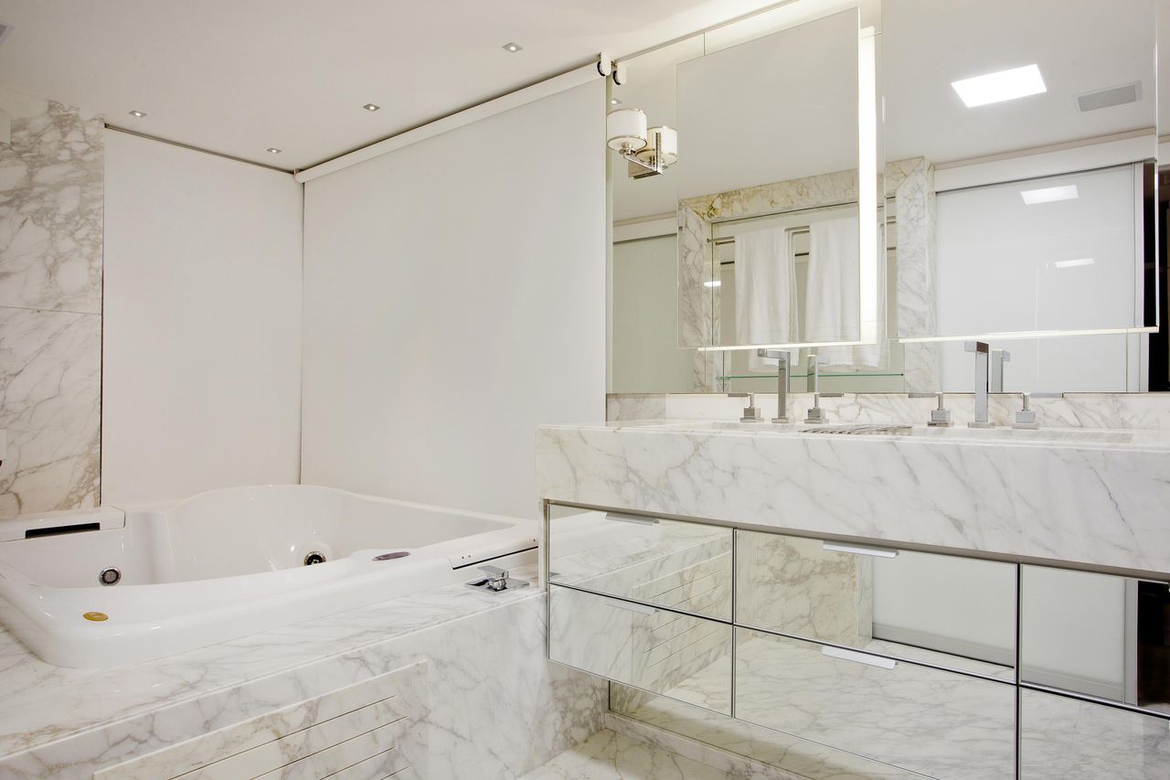  Pia de banheiro de mármore branco com gabinete espelhado
