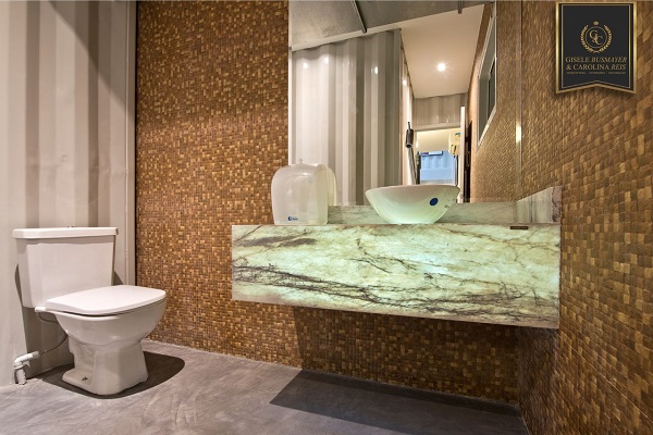 Pia de banheiro de mármore onix na decoração luxuosa