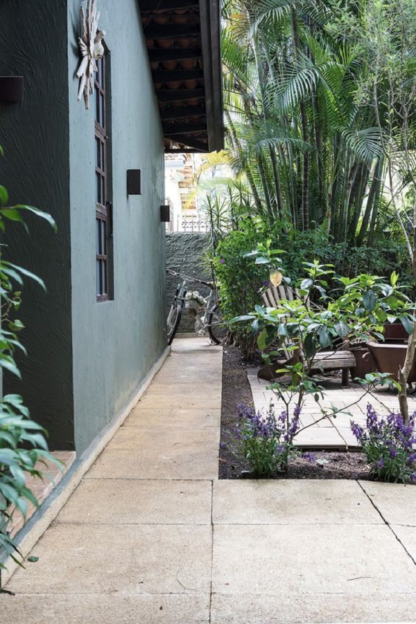 Piso rústico para quintal com jardim e móveis de madeira