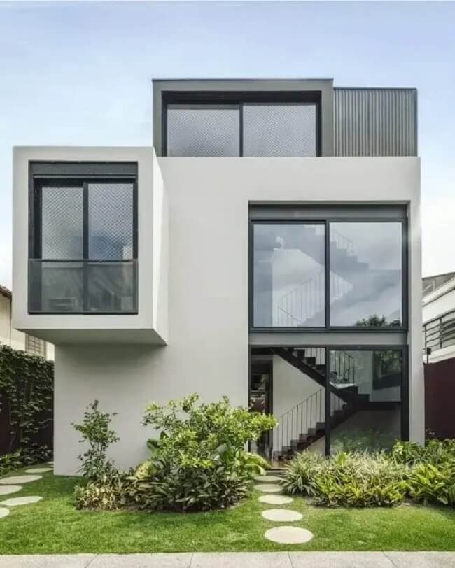 Projeto de casa tipo sobrado com estrutura de vidro e fachada cinza claro
