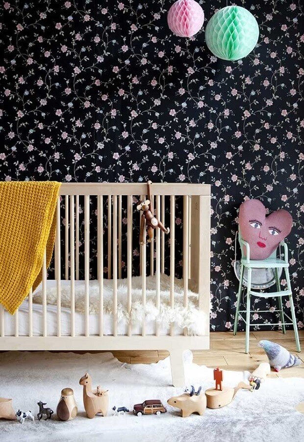Quartinho de bebê decorado com papel de parede floral com fundo preto Foto Ideias Decor