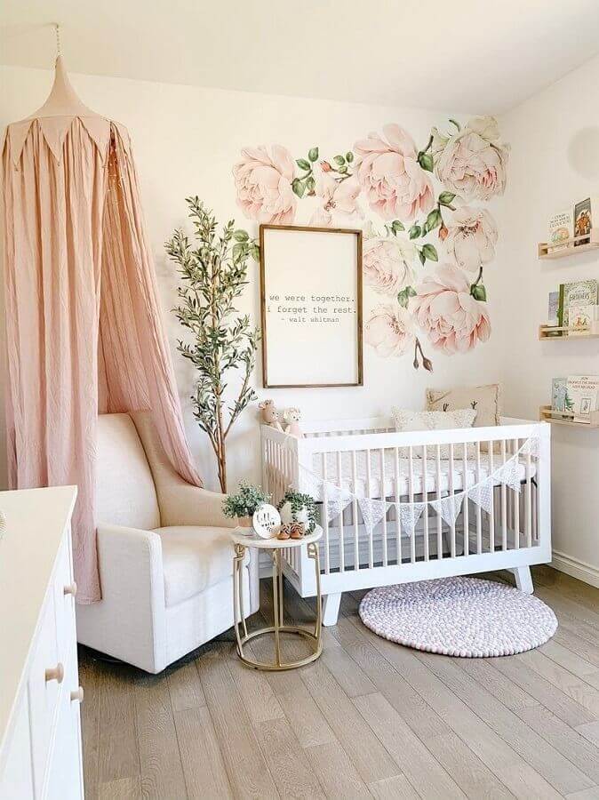 Quartinho de bebê feminino branco e rosa decorado com papel de parede floral Foto Rocky Mountain Decals