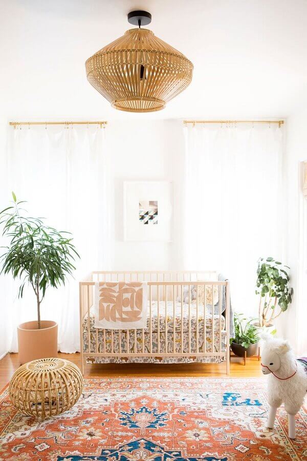 Quartinho de bebê simples decorado com lustre rústico e vasos de plantas Foto Project Nursery