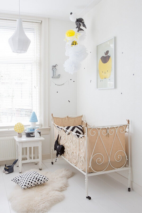 Quartinho de bebê simples todo branco decorado com berço de ferro Foto Editions de l'Arkhan