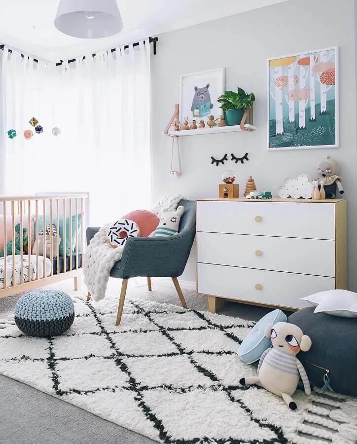 Quartinho de bebê unissex cinza decorado com detalhes coloridos Foto NZZ Bellevue
