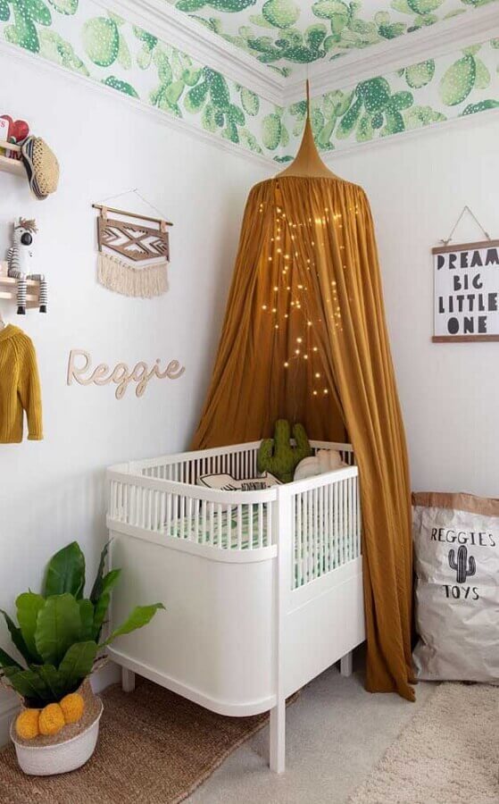 Quartinho de bebê unissex decorado com papel de parede no teto e dossel marrom Foto Decor Fácil