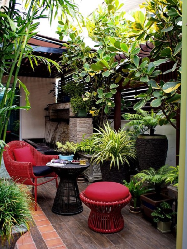 Folhagem para jardim na área externa com móveis vermelhos confortáveis na decoração