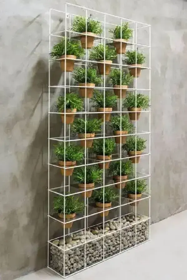 Também é possível fazer um jardim vertical externo usando metal e vidro. Fonte: Herreria Lira