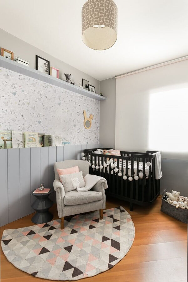 Tons de cinza para decoração de quartinho de bebê unissex com berço preto Foto Studio Um Mini