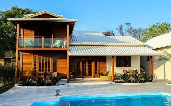 Casas rústicas modernas com piscina e fachada de madeira