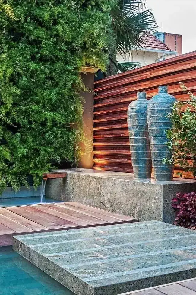 Área de lazer sofisticada com jardim vertical externo. Fonte: Elmor Arquitetura
