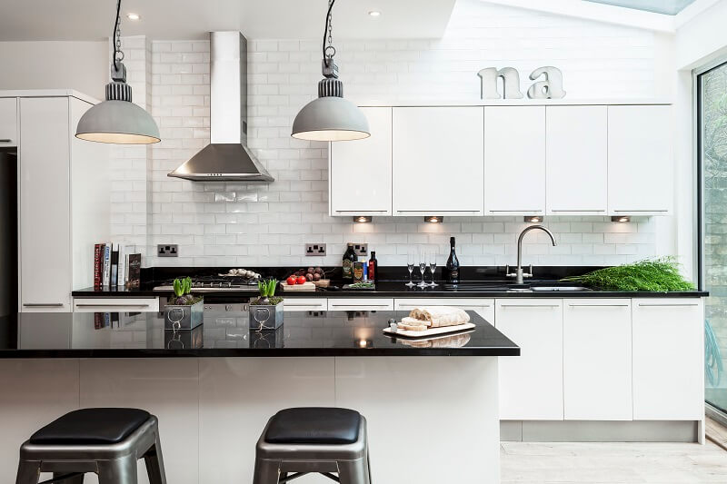  A cozinha fica com um toque mais moderno com a ajuda das luminárias suspensas