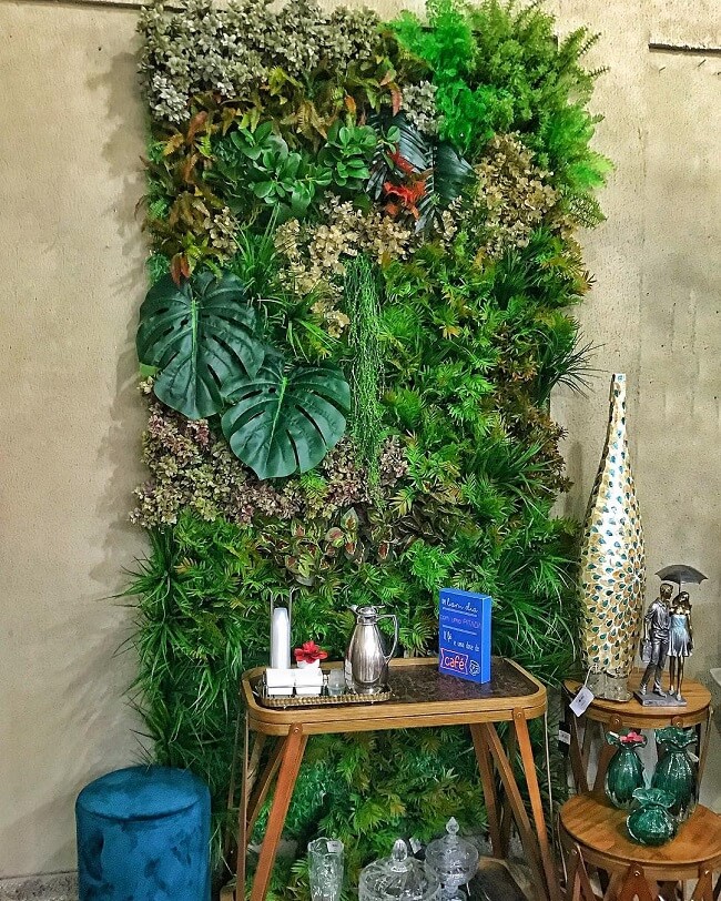A parede de plantas decora o cantinho do café