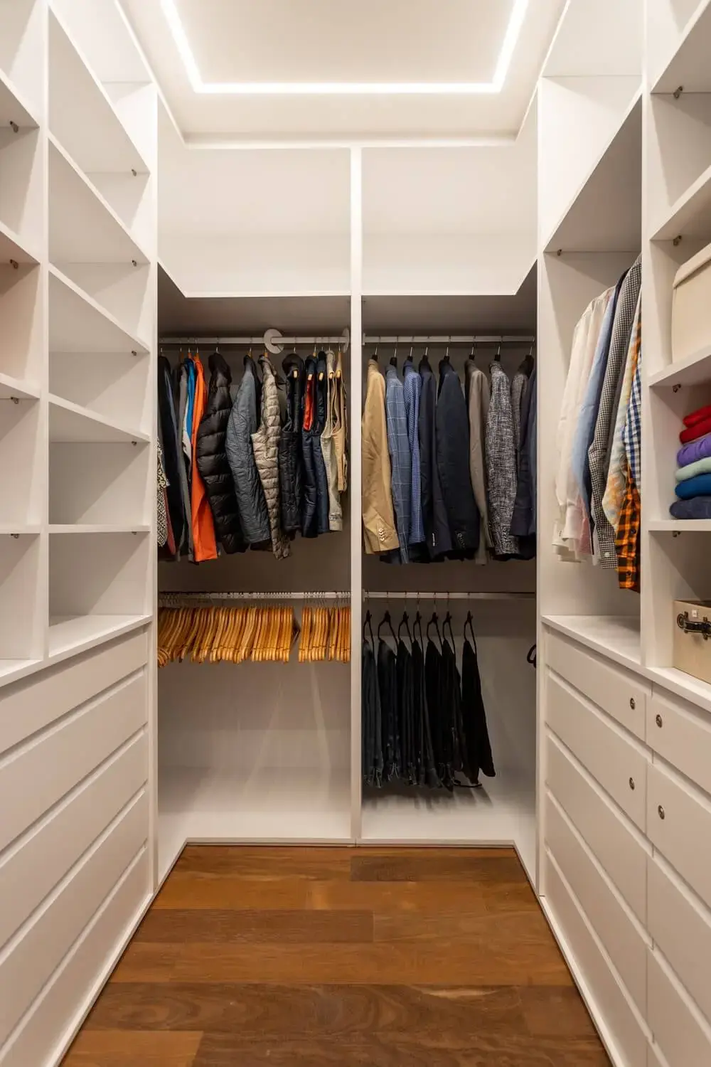 A área do closet permite a organização de peças de roupas e demais acessórios dos moradores. Projeto Duda Senna