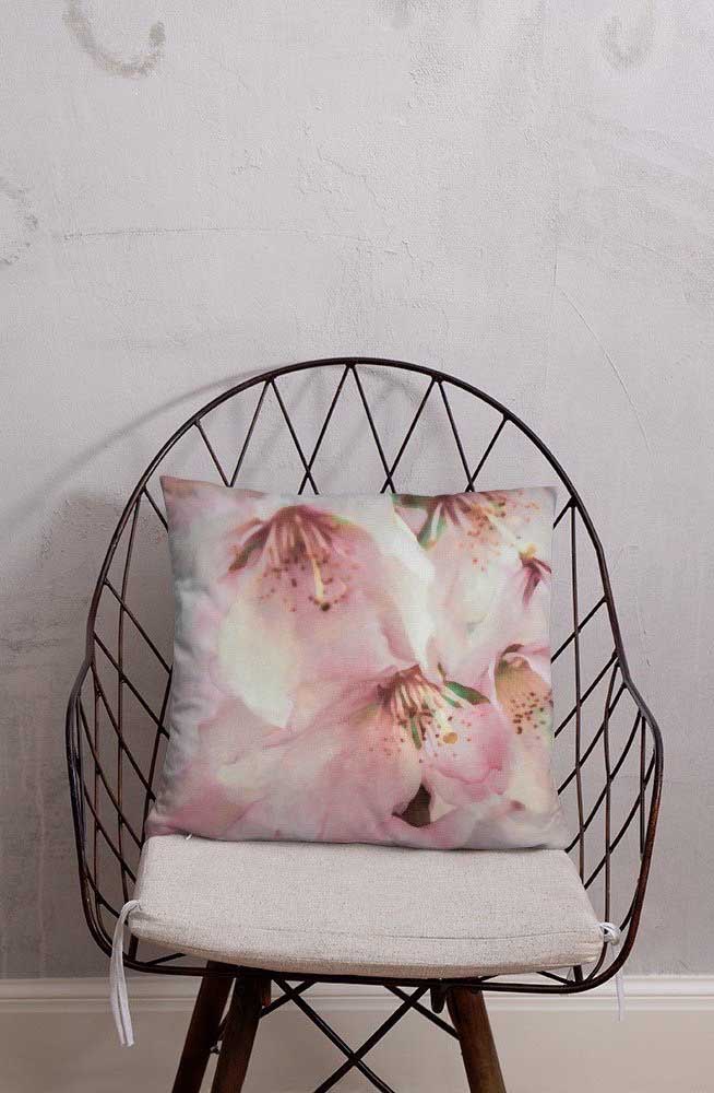 Almofada com decoração de flor de cerejeira