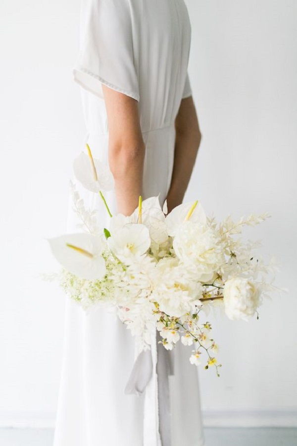 Anturio branco com flores claras 