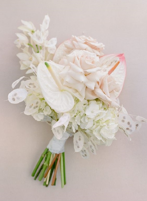 Arranjo de flores com anturio branco e detalhes em rosa 