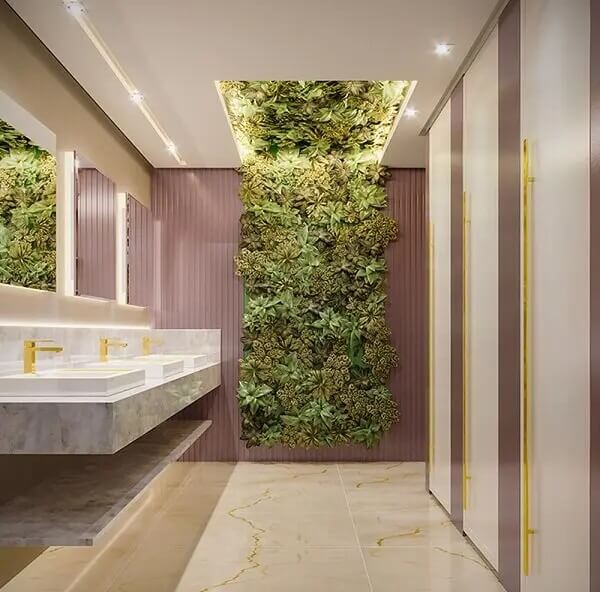 Banheiro chique com parede de planta artificial
